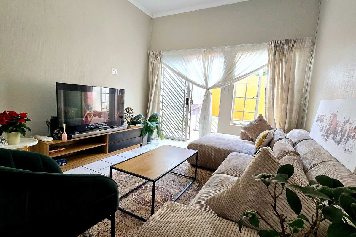 Secure 2-Bedroom Unit in the Heart of Garsfontein - Photo 4