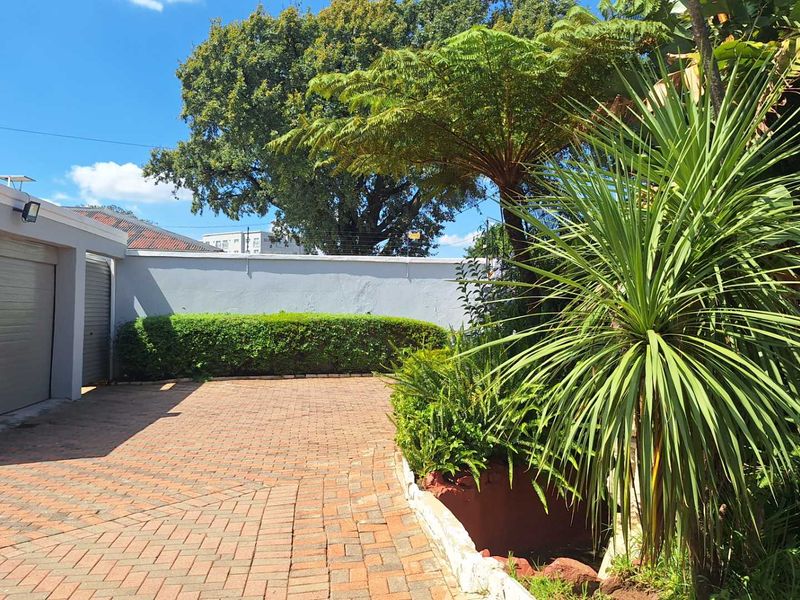 Beautiful 5 Bedroom Home With Cottage - Photo 3