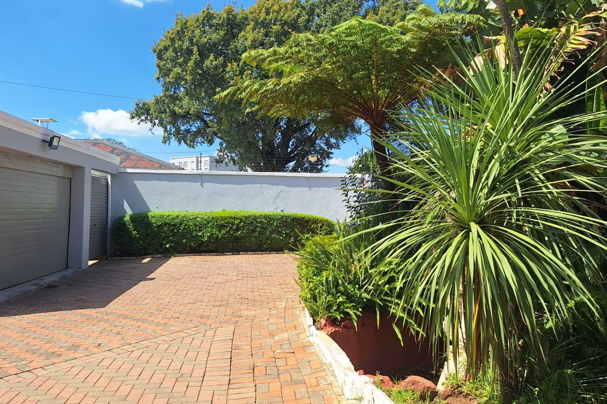 Beautiful 5 Bedroom Home With Cottage - Photo 3