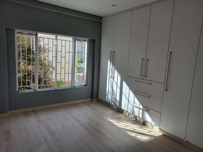 4 Bedroom 2 bathroom secure townhouse on one level - Photo 2