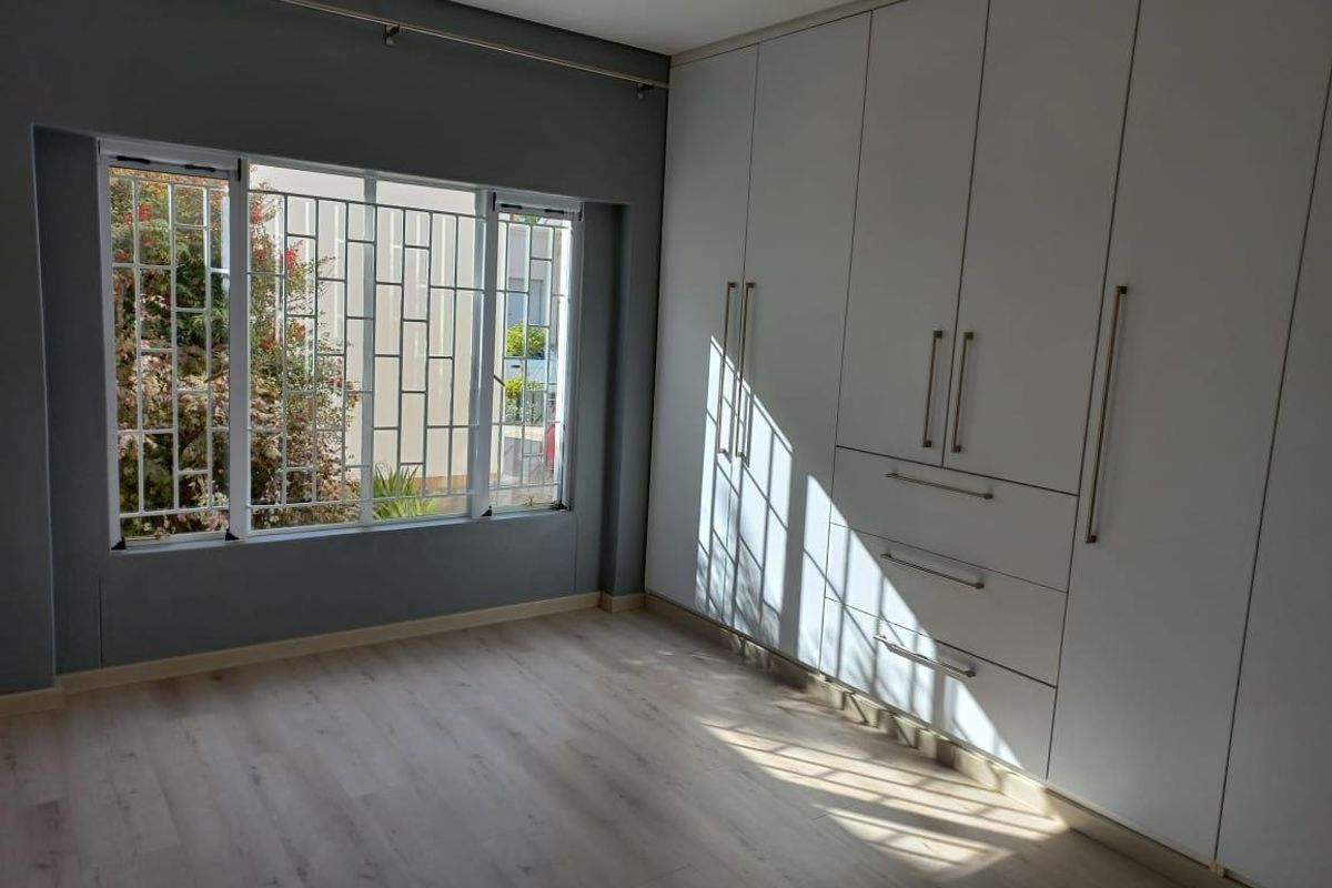 4 Bedroom 2 bathroom secure townhouse on one level - Photo 2