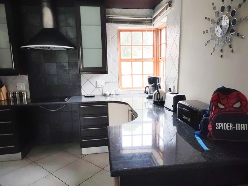 A spacious, stylish 4-bedroom home designed for comfortable modern living - Photo 9