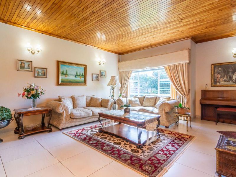 Stunning Family Home in Greenhills - Photo 9