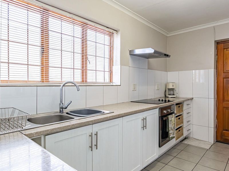 Solid, Comfortable Cottage Home!! - Photo 9