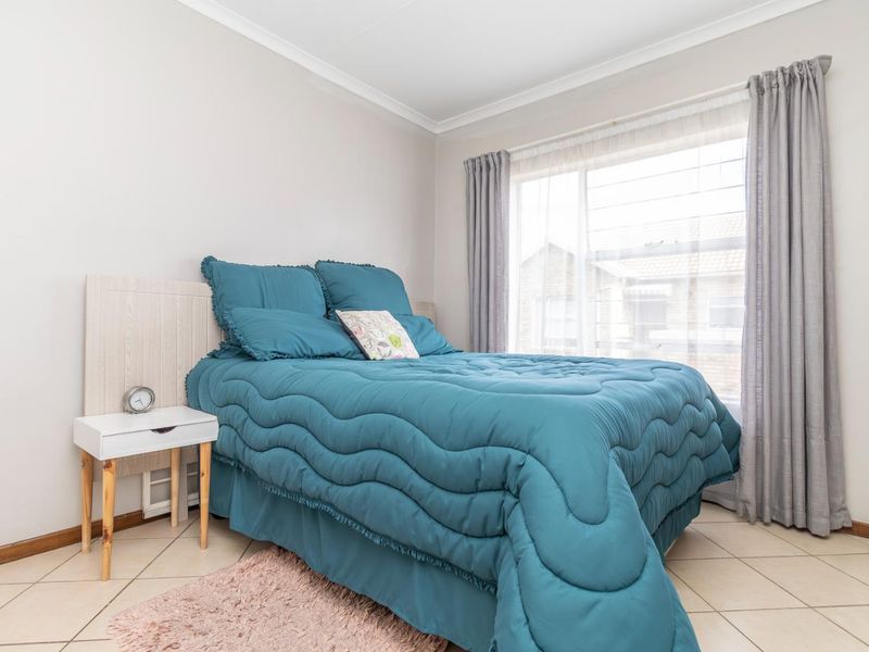 Move-In Ready: 2-Bed apartment with Private Balcony to rent in Honeypark - Photo 8