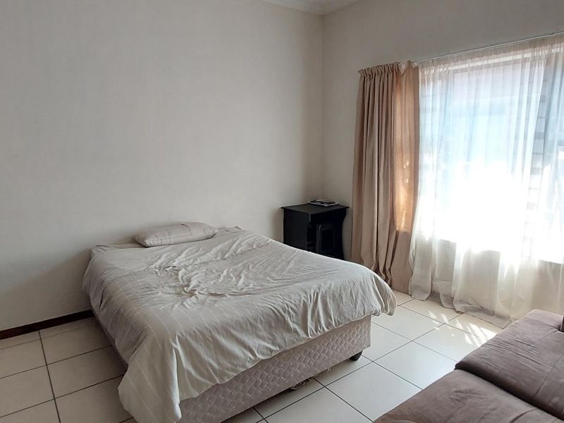 Spacious home in exclusive complex - Photo 6