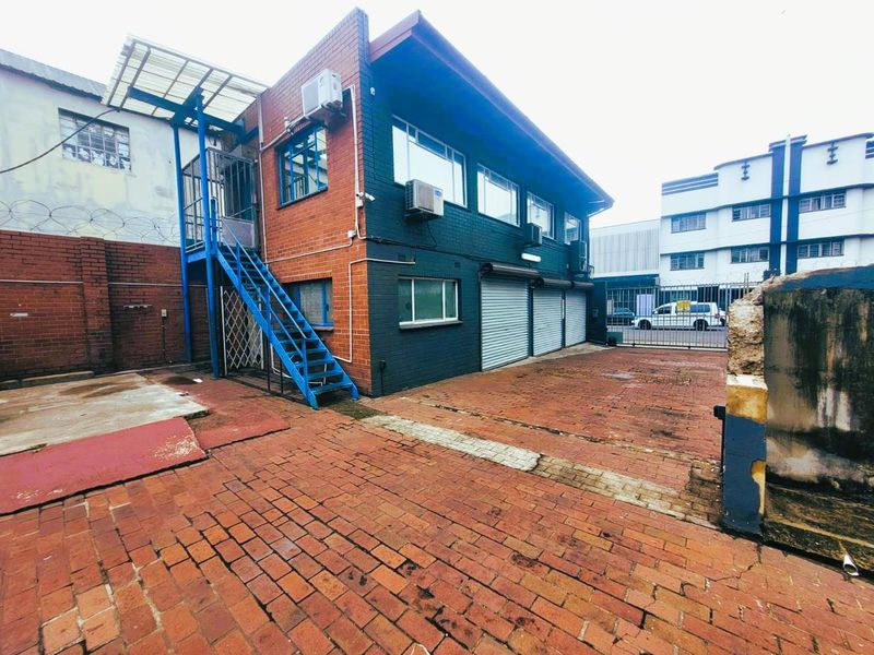 **Versatile Commercial Property -400m2 Warehouse For Sale in Umbilo** - Photo 3