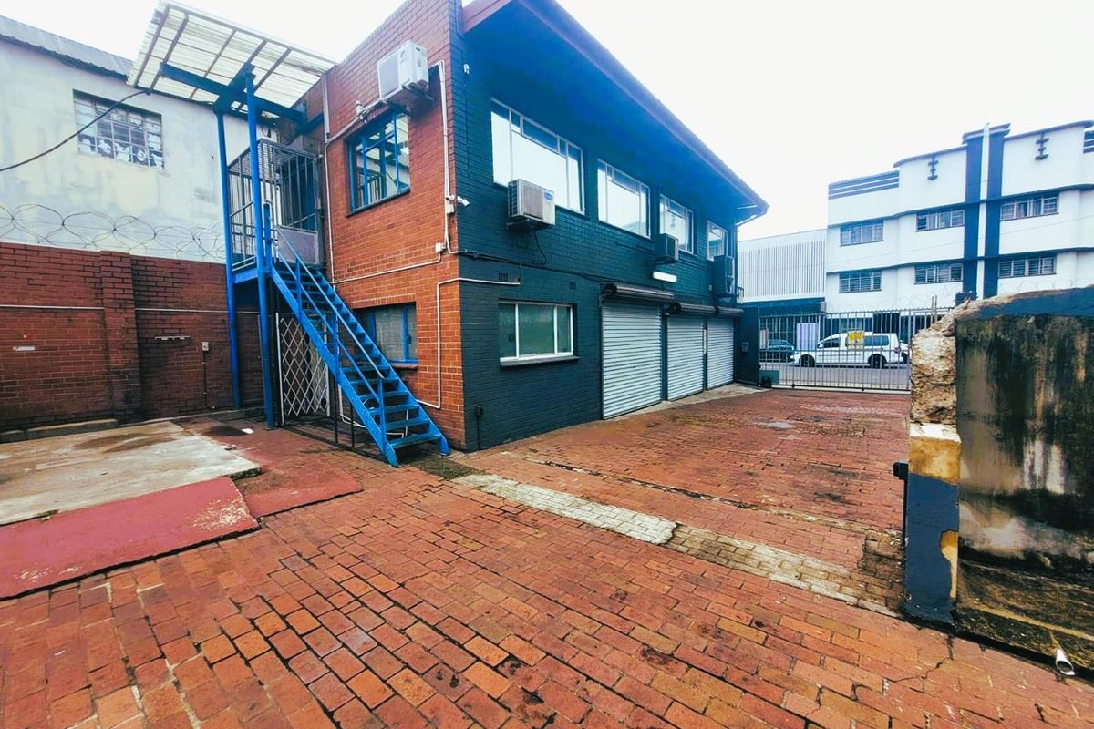 **Versatile Commercial Property -400m2 Warehouse For Sale in Umbilo** - Photo 3