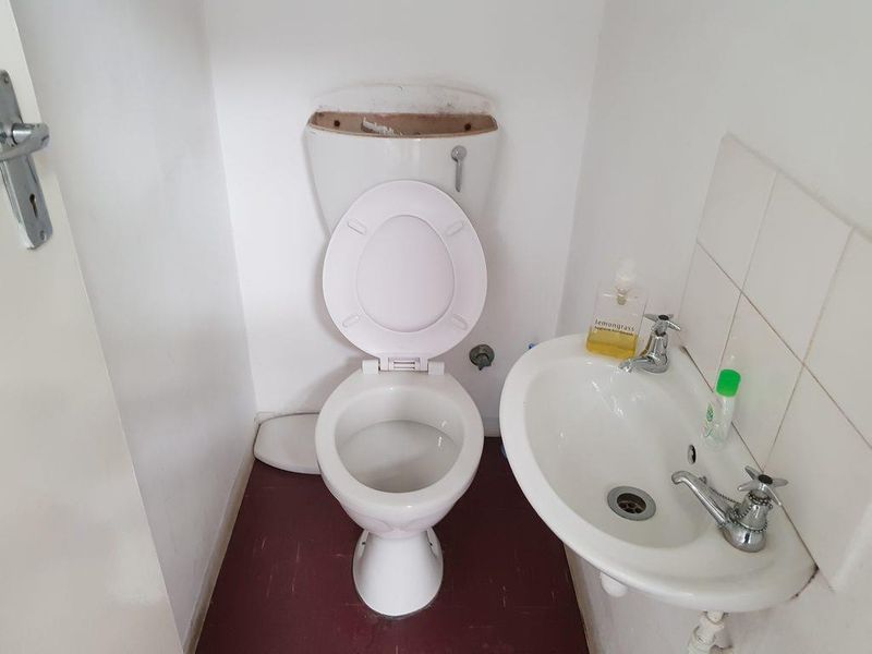 Light Industrial Warehouse with Offices in Constantiaberg Business Park - Photo 5