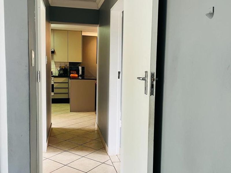 2 Bedroom Apartment For Sale in Leeuwenhof - Photo 8