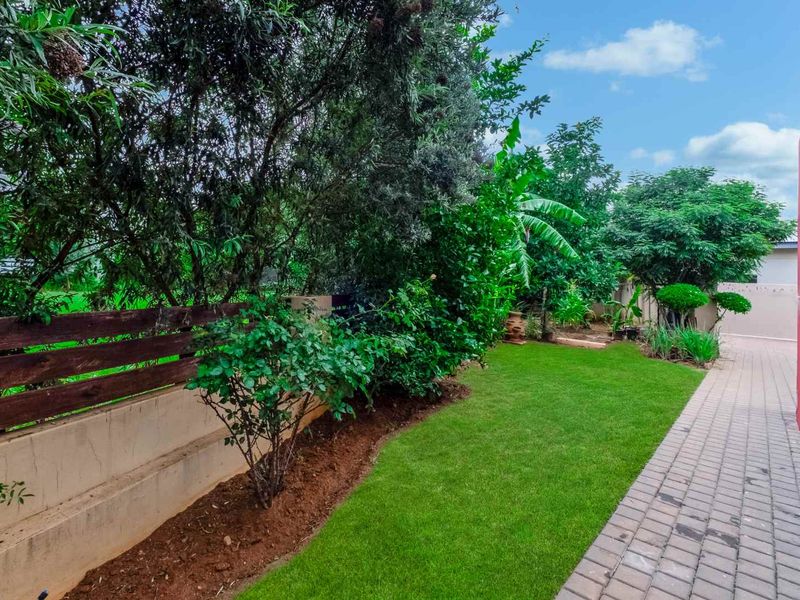 LIFE WITH LUXURY, INDULGENCE AND CONVENIENCE, THIS CHIC HOME IS A MUST SEE - Photo 8