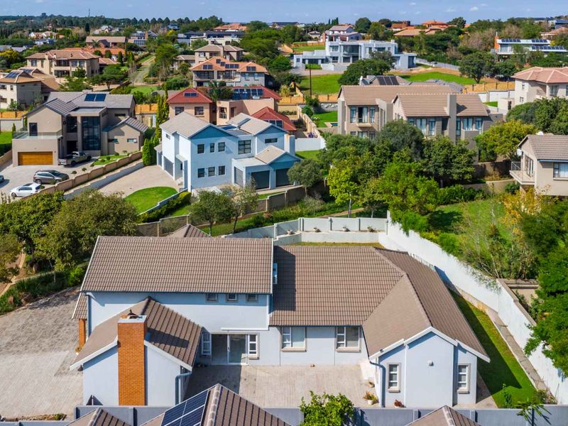 Stylish, Spacious & Secure – The Perfect Family Home in Mooikloof Country View Estate - Photo 4