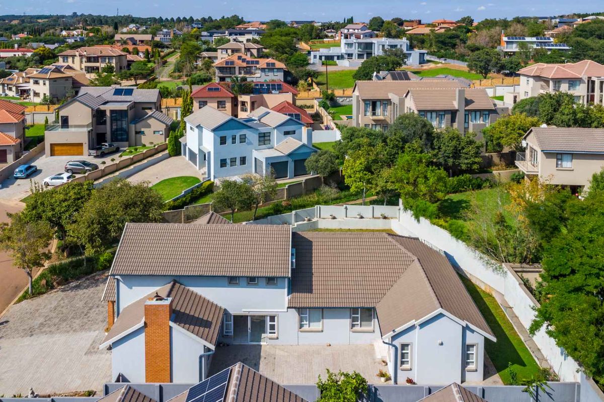 Stylish, Spacious & Secure – The Perfect Family Home in Mooikloof Country View Estate - Photo 4