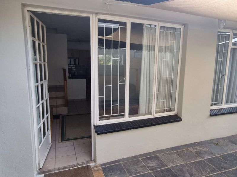 Spacious 1 Bedroom, 1 Bathroom Furnished Garden Flat for Rent - Photo 3