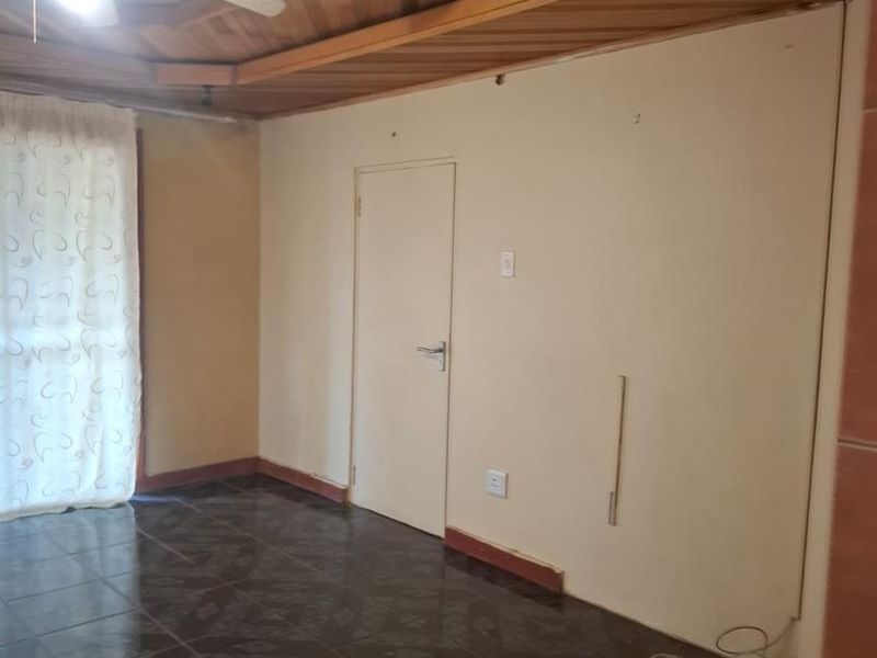 2 Bedroom House for sale - Photo 7