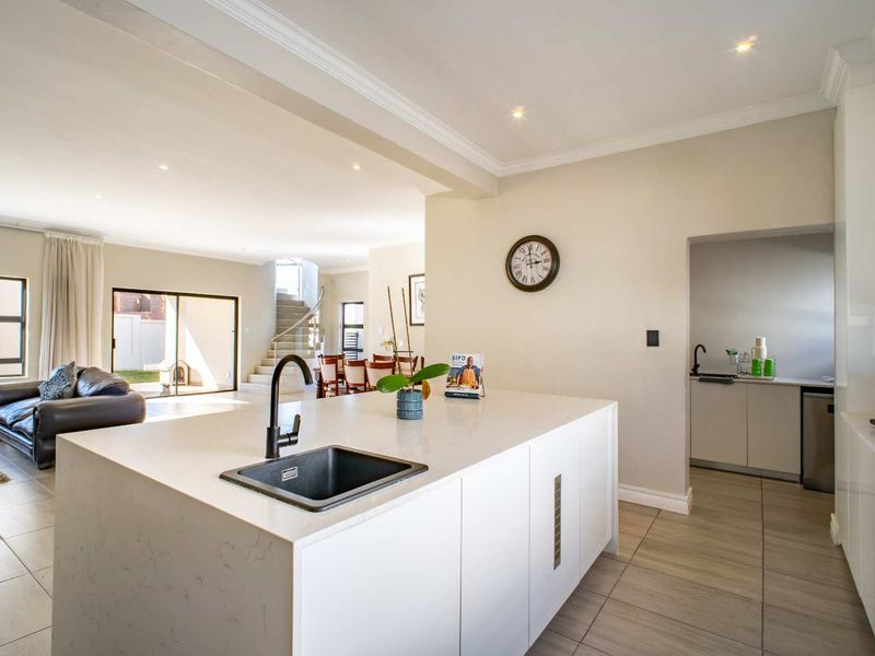 Four Bedroom Family Home in Blue Valley Golf Estate - Photo 6