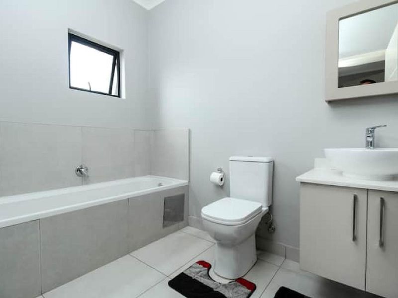 Spacious 2-Bedroom Apartment with Modern Amenities - Photo 3