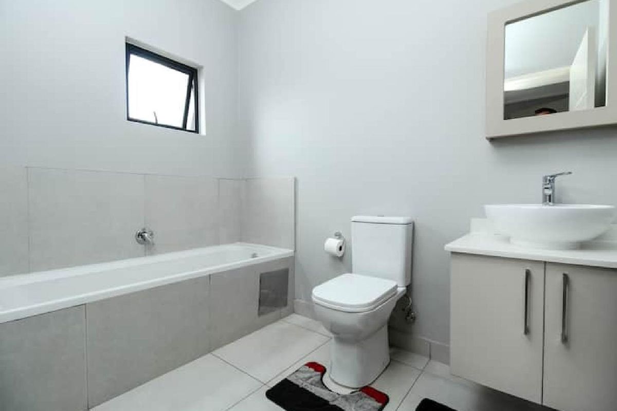 Spacious 2-Bedroom Apartment with Modern Amenities - Photo 3