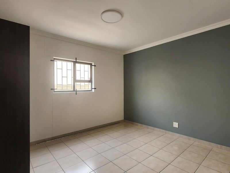 FRESHLY RENOVATED AND READY TO MOVE IN. - Photo 9