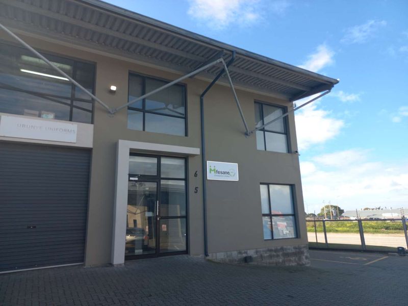 Office space available immediately, just off William Moffett Expressway! - Photo 1