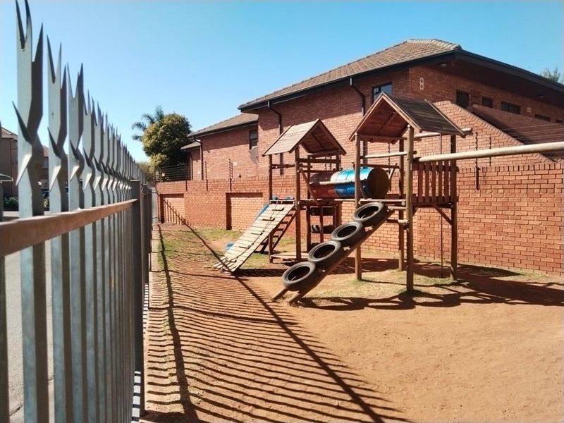 Ground-Floor Comfort and Style in Sought-After Saxonhof - Photo 2