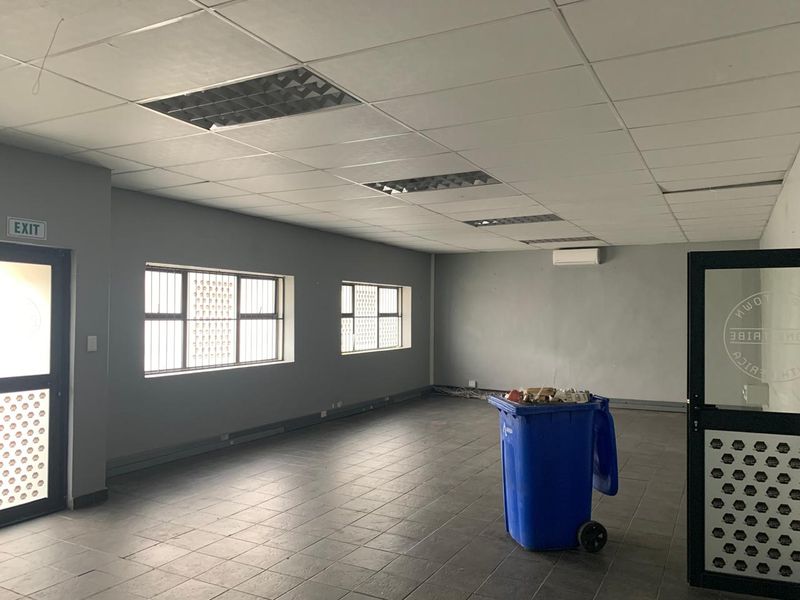 Spacious Warehouse with Air-Conditioned Office & Mezzanine Space - Photo 7