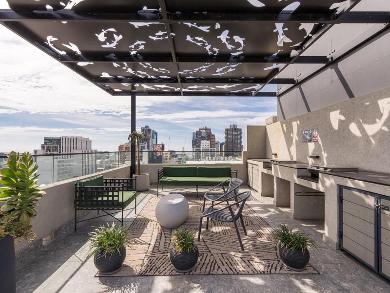 The iconic centerpiece of Table Mountain is framed perfectly as a natual canvas in your window! - Photo 2