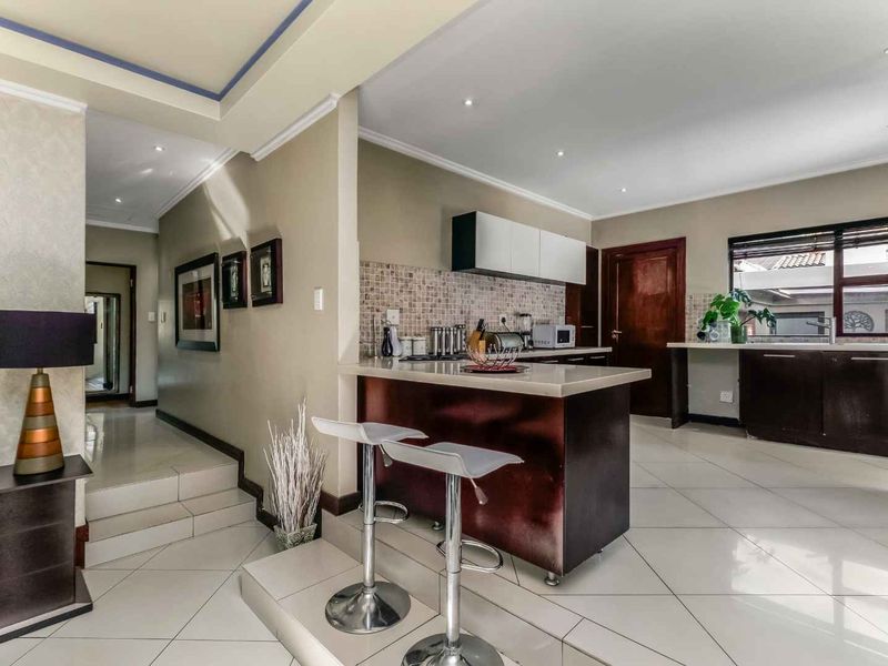 LOVELY SINGLE-LEVEL LIVING IN SOUGHT AFTER ESTATE SITUATED IN THE HEART OF BEVERLEY - Photo 5