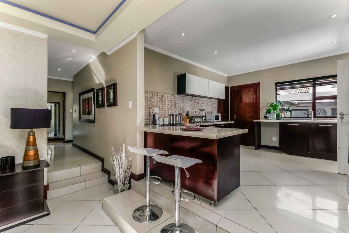 LOVELY SINGLE-LEVEL LIVING IN SOUGHT AFTER ESTATE SITUATED IN THE HEART OF BEVERLEY - Photo 5