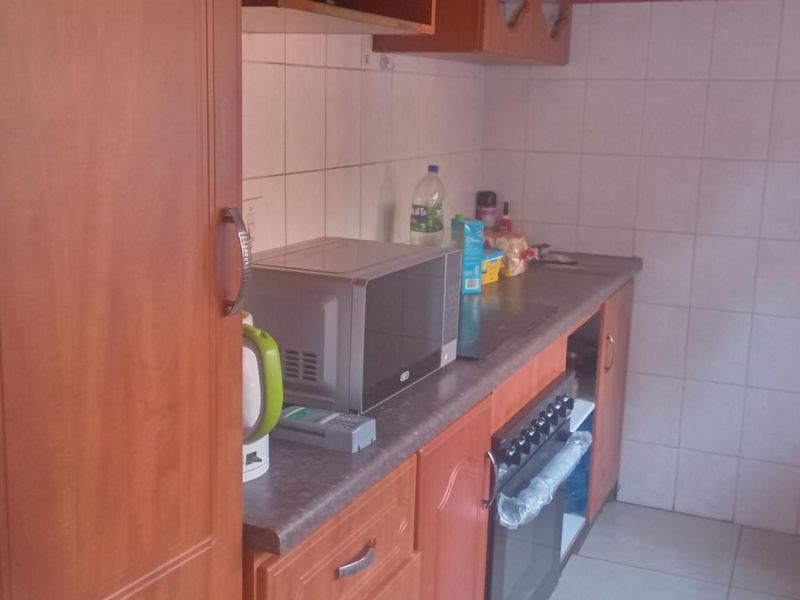 "Silverton Comfort: 2-Bed Apartment with Security & Spacious Living!" - Photo 2