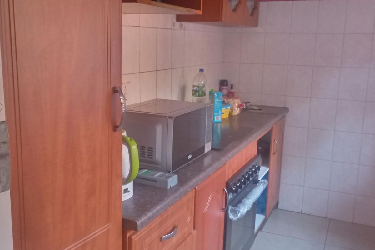 "Silverton Comfort: 2-Bed Apartment with Security & Spacious Living!" - Photo 2