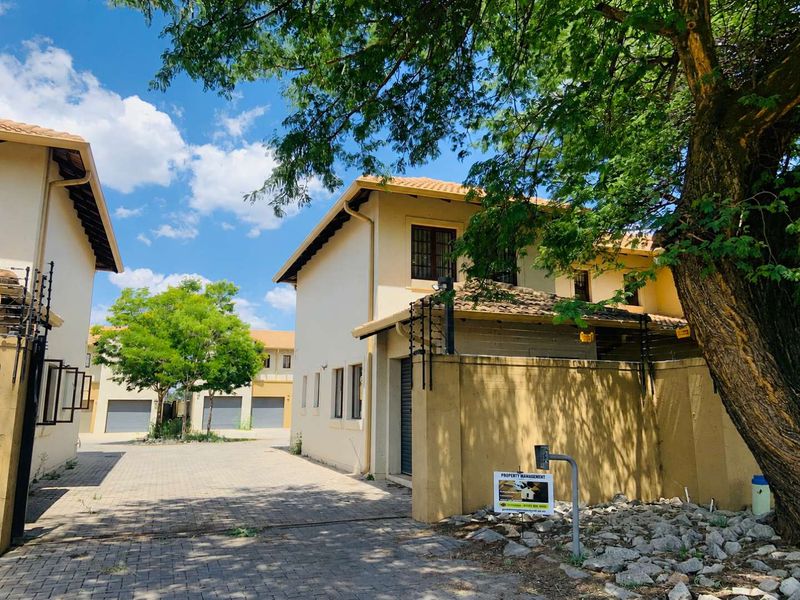 Luxurious 5-Bedroom Home in Exclusive 4-Unit Complex - Photo 1