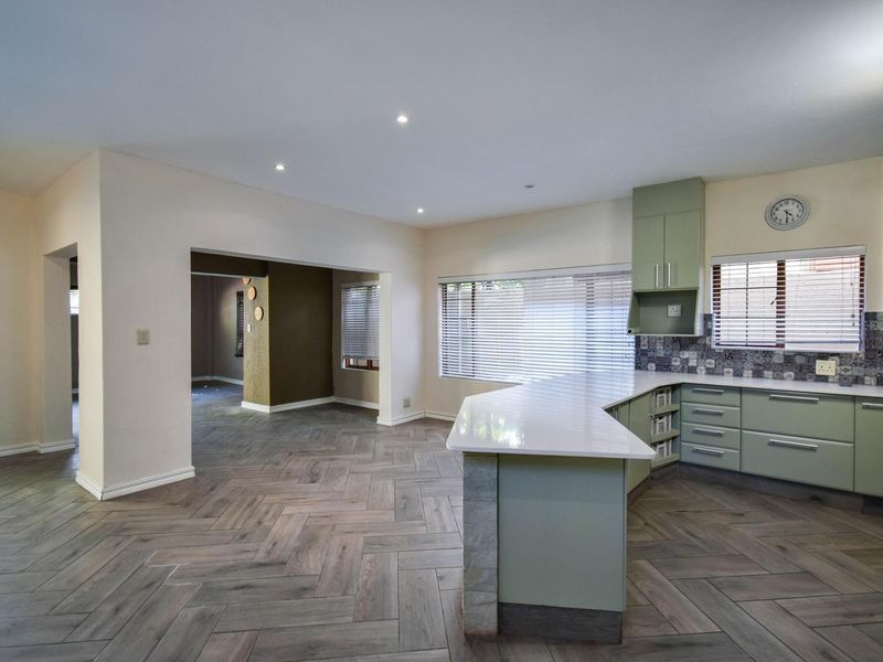 Modern, Three bedroom duet with neat finishes in security estate - Moreleta Park - Photo 9