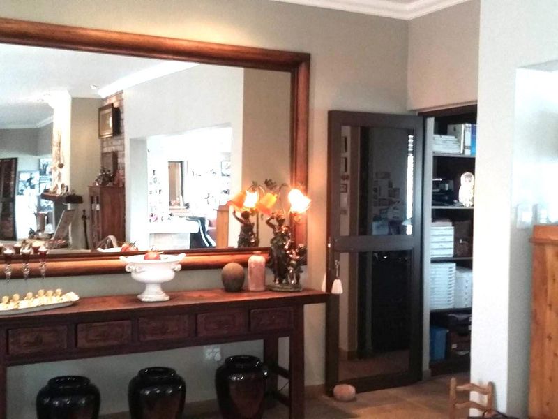 AMAZING HOME ON ONE LEVEL plus 2 Bedroom Flat N$6 800 000 mm - Photo 2