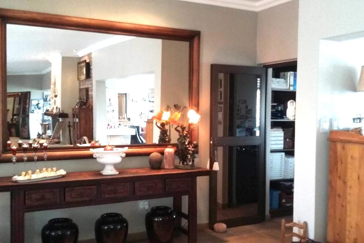 AMAZING HOME ON ONE LEVEL plus 2 Bedroom Flat N$6 800 000 mm - Photo 2