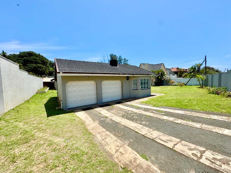 Hendra Estates - Modern Coastal Gem — Spacious Single-Level Home with Pool and Prime Beachside Location! - Photo 3