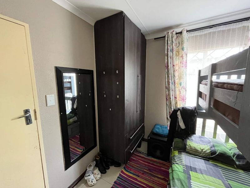 Modern 2 Bedroom Home in Secure Windmill Park Estate - Photo 10