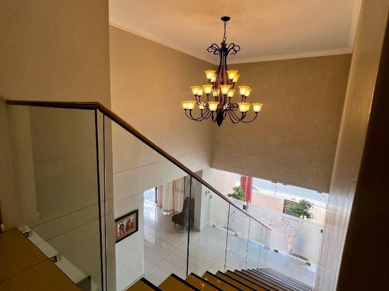 Spacious Modern House - Photo 3