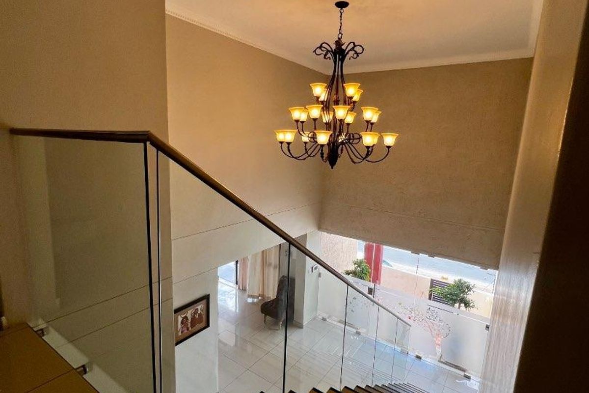 Spacious Modern House - Photo 3