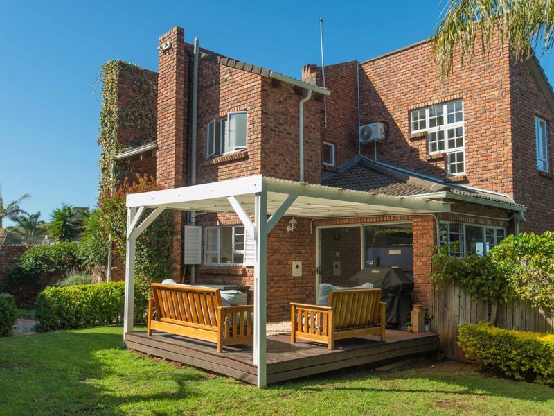 Stunning Renovated Family Home with Breathtaking Valley Views - Photo 4