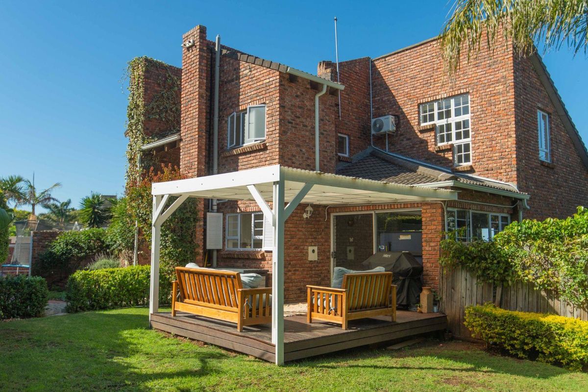 Stunning Renovated Family Home with Breathtaking Valley Views - Photo 4