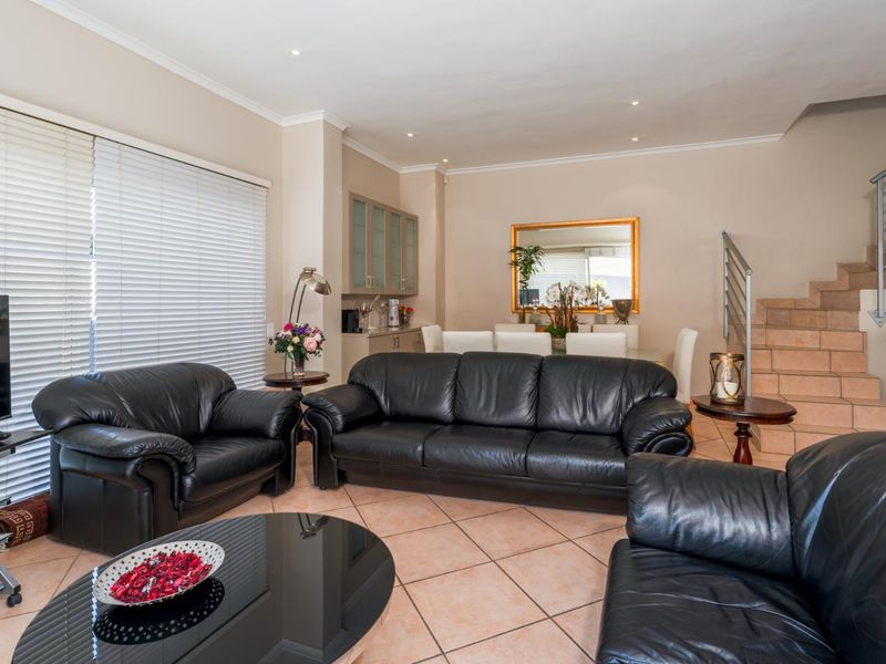 4 Bedroom House in Bantry Bay. - Photo 6