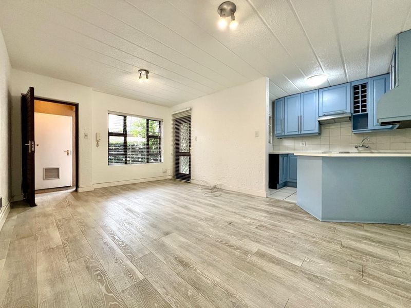 RENOVATED GROUND FLOOR APARTMENT IN A POPULAR COMPLEX IN PARKTOWN NORTH - Photo 2