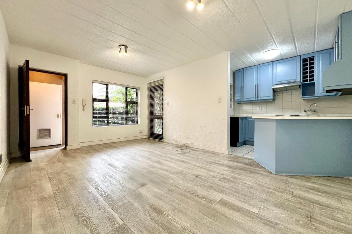 RENOVATED GROUND FLOOR APARTMENT IN A POPULAR COMPLEX IN PARKTOWN NORTH - Photo 2