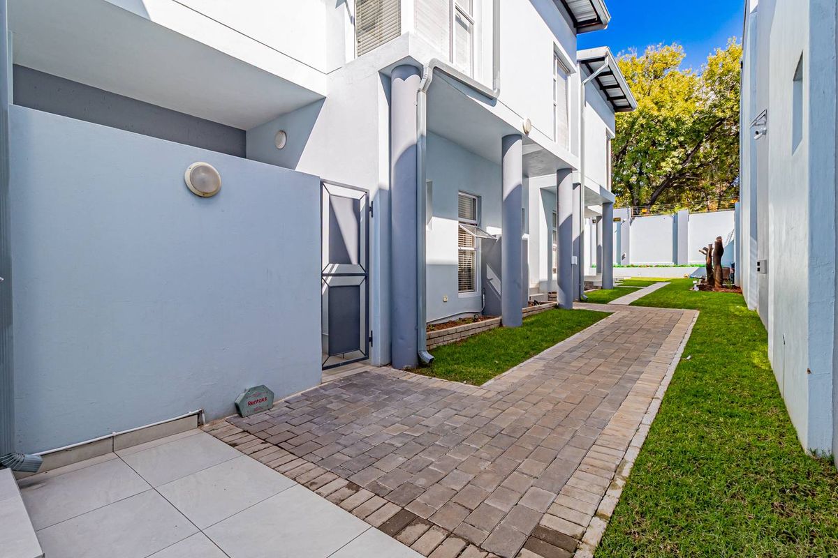 Modern Luxury Meets Secure Estate Living in the Heart of Ferndale - Photo 4