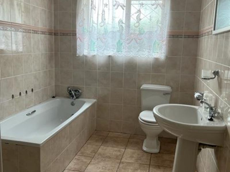 LARGE  GARDEN COTTAGE in beautiful Sunridge Park. - Photo 10