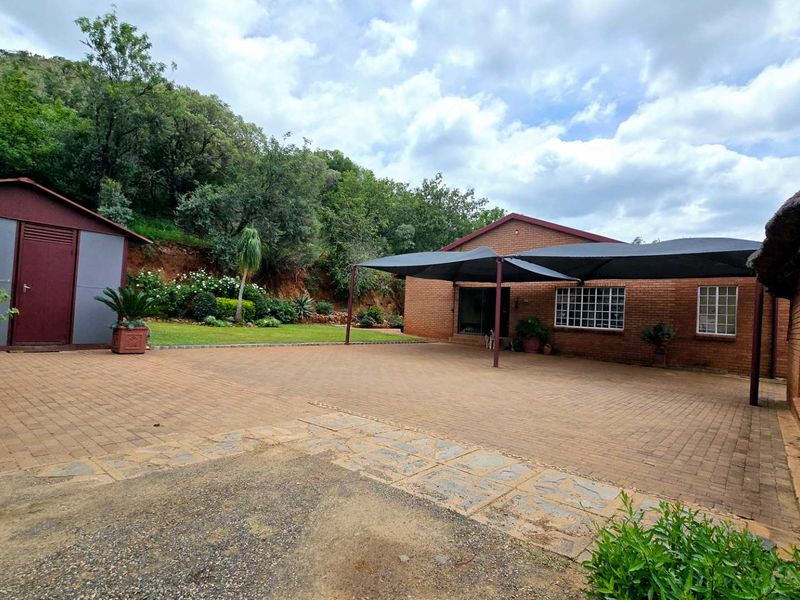 SPECTACULAR GUESTHOUSE WITH BREATHTAKING VIEWS FOR SALE IN BUFFELSHOEK MOOINOOI - Photo 2