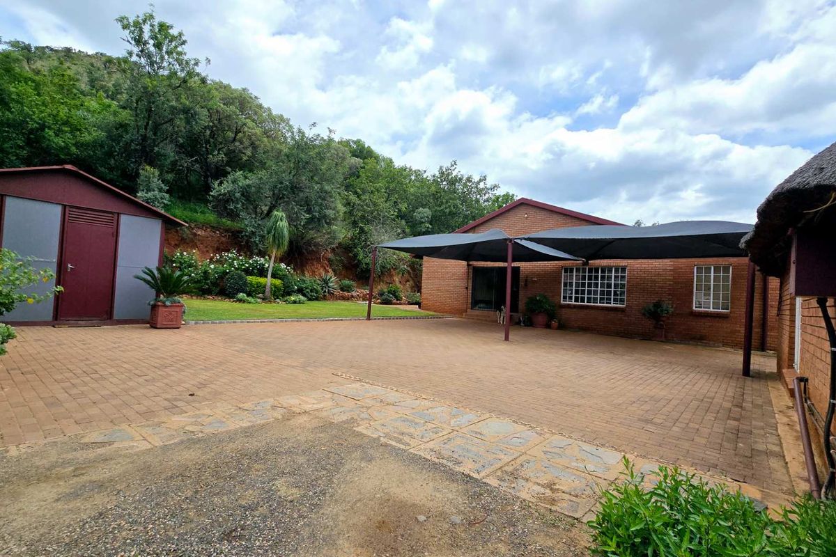 SPECTACULAR GUESTHOUSE WITH BREATHTAKING VIEWS FOR SALE IN BUFFELSHOEK MOOINOOI - Photo 2