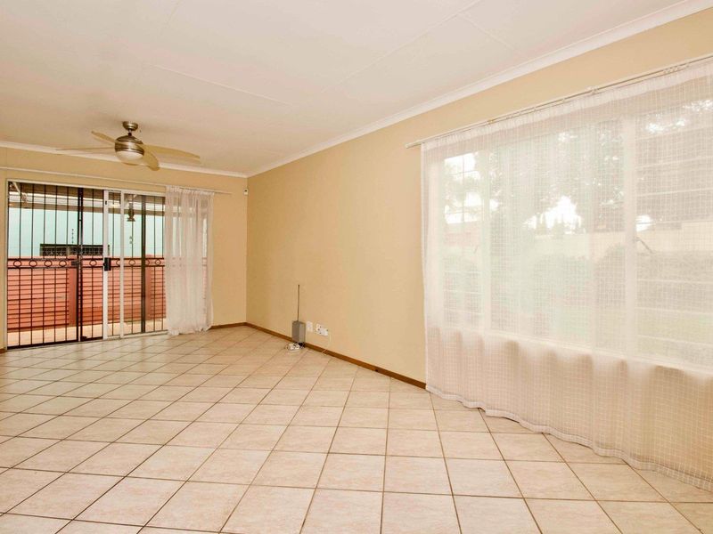 The ideal home in a great neighbourhood - Photo 3