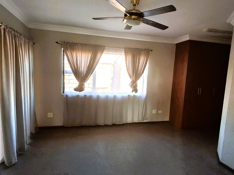 Small secure estate with full tittle properties - Photo 7